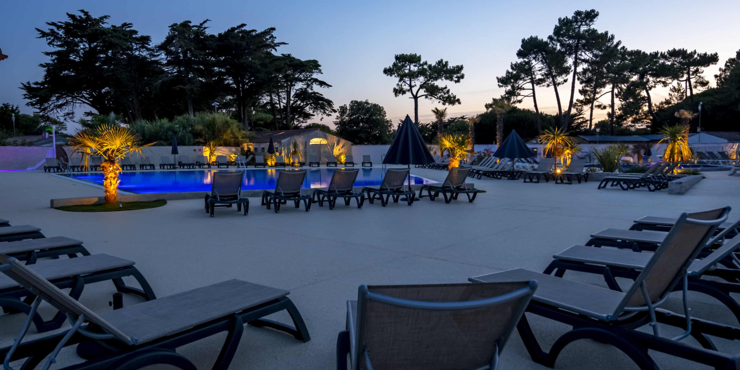 camping-ile-de-re-piscine-nuit.jpg