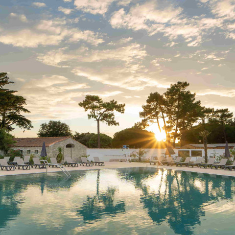 piscine-chauffée-camping-ile-de-re.jpg